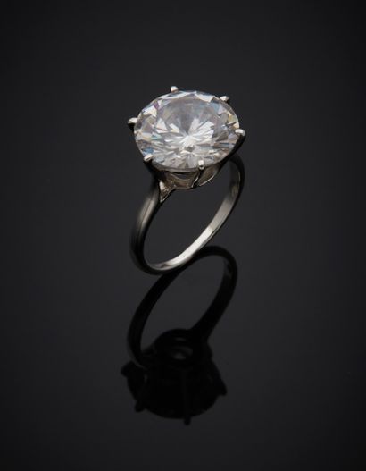 null White gold (750‰) "solitaire" ring set with a large white imitation stone.

Finger...
