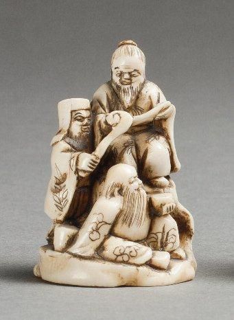 null NETSUKE en ivoire représentant 3 divinités dont un portant un Ruyi. Japon 1868...