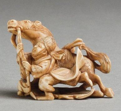 null NETSUKE en ivoire représentant un cavalier sur son cheval harnaché. Japon 1868...
