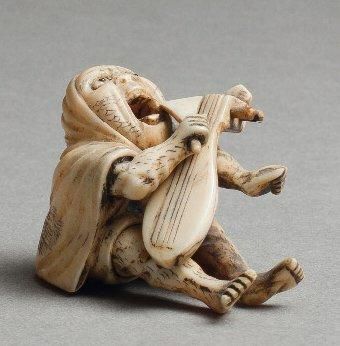 null NETSUKE en ivoire représentant une figurine DARUMA (??) Japon début du XXème...