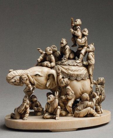 null IMPORTANT OKIMONO en ivoire représentant des personnages entourant un éléphant,...