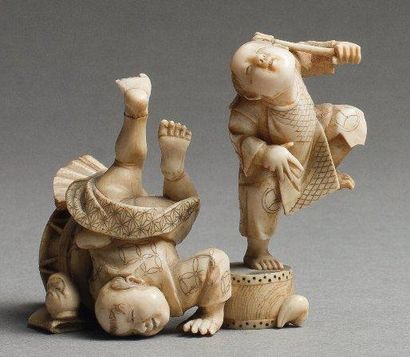 null OKIMONO en ivoire représentant 2 acrobates avec des instruments de musique et...