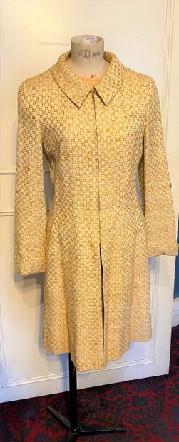 null 
CHANEL, Paris

Tailleur en tweed de laine jaune composé d'une veste longue...