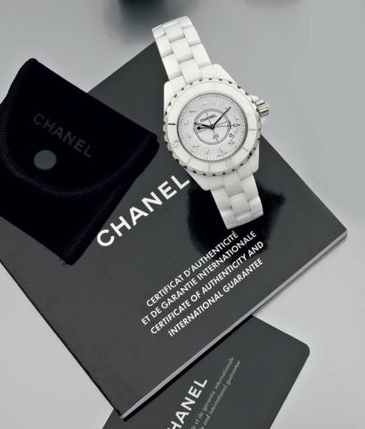 CHANEL BRACELET MONTRE en céramique blanche, modèle «J12». Cadran blanc, index diamants,...