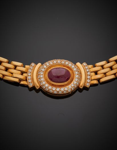 null Yellow gold (750‰) "brick" mesh articulated NECKLACE, holding an oval motif...