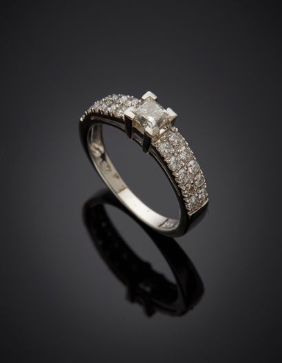 null BAGUE en or gris (750‰) serti d'un diamant taille princesse pesant 0,5 carat...