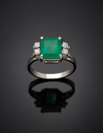 null RING set with an emerald cut to degrees (shock), shouldered by four brilliant-cut...