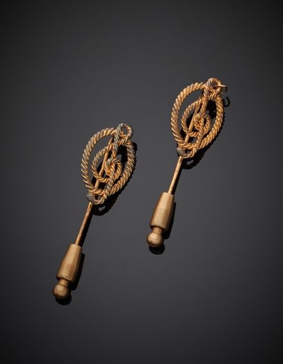 null Pair of "treble clef" CRAVATE EPINGLES in twisted vermeil (925‰). Traces of...