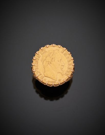 null BAGUE et BROCHE en or jaune (750‰) ornées de trois pièces " Napoléon III " en...