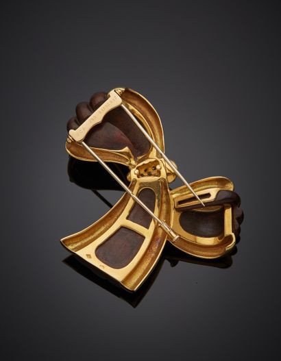 null VAN CLEEF & ARPELS
Yellow gold (750‰) and amourette wood godronné "knot" CORSAGE...