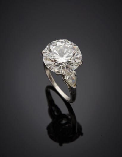 null VAN CLEEF & ARPELS
Platinum ring (min. 800‰) set with a brilliant-cut diamond...