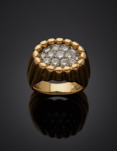 null VAN CLEEF & ARPELS
BAGUE " chevalière " ovale en or jaune (750‰) godronné, serti...