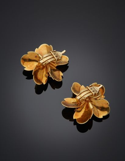 null TIFFANY & Co
Pair of "flower" EAR CLIPS in finely chased yellow gold (750‰)....
