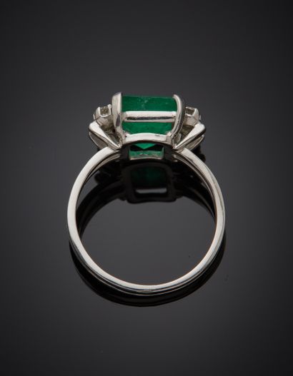 null RING set with an emerald cut to degrees (shock), shouldered by four brilliant-cut...