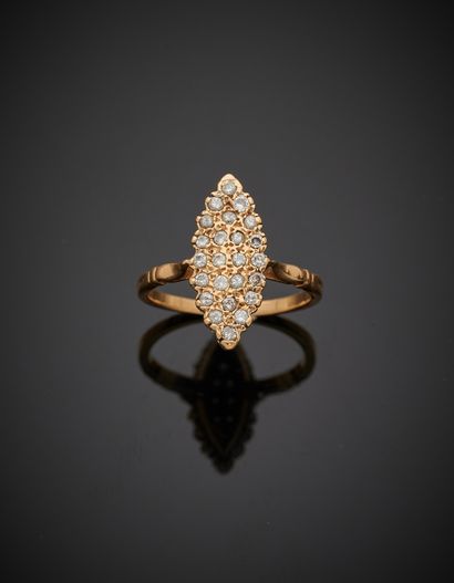 null BAGUE " marquise " en or jaune (750‰) pavé de diamants taille brillant. 
Travail...