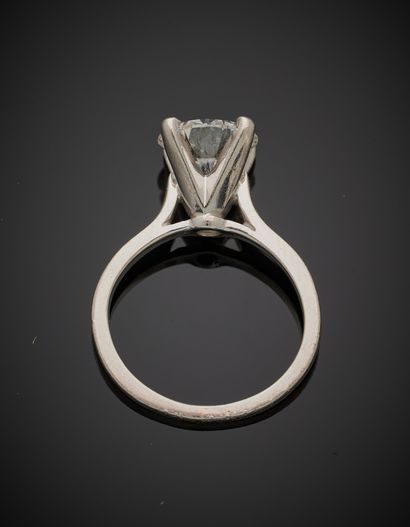 null MONTURE de BAGUE solitaire en platine (800‰). Voir lot précédent.
Poids : 4,7...