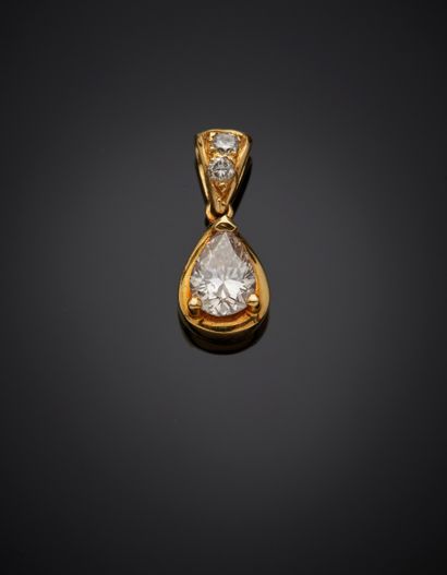 null PENDENTIF " goutte " en or jaune (750‰) serti de deux diamants taille brillant,...
