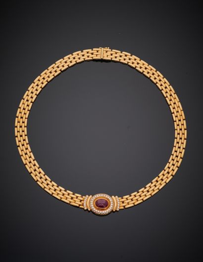 null Yellow gold (750‰) "brick" mesh articulated NECKLACE, holding an oval motif...