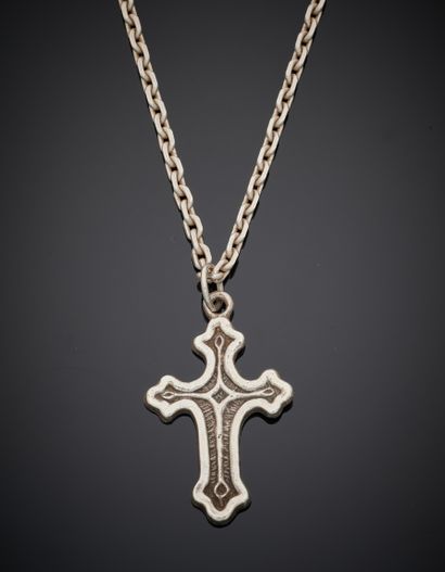 null PENDENTIF " croix " ciselé et sa CHAINETTE en argent (min. 800‰). 
Vers 1970.
Long....