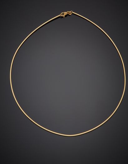 Flexible tubular necklace in yellow gold...