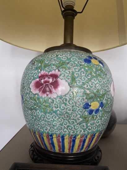 Vase de forme boule en porcelaine à décor...