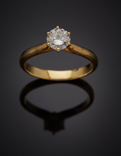 null BAGUE " solitaire " en or jaune (750‰) serti d'un diamant taille brillant. 
Travail...