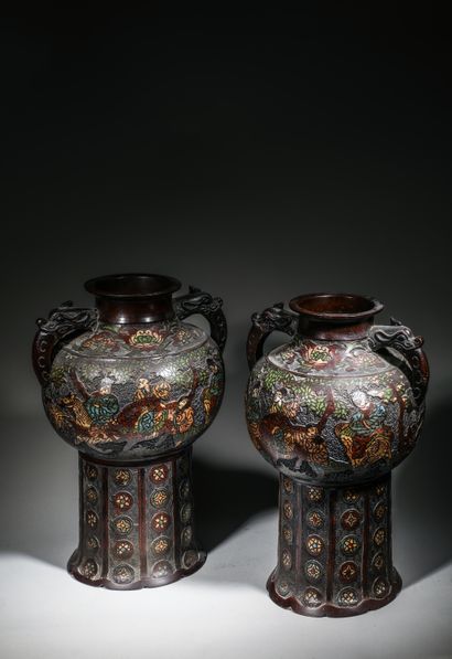 Paire de vases en émaux cloissonés polychrome
Japon...