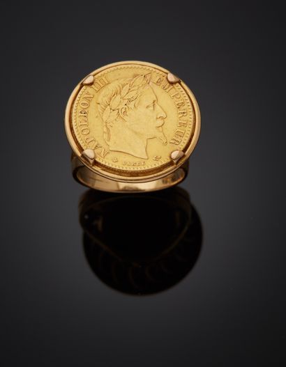 null BAGUE circulaire en or jaune (750‰) torsadé, orné d'une pièce de 10FF Napoléon...