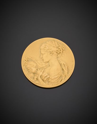 null MEDAL in yellow gold (750‰) representing a maternity ward, engraved with three...