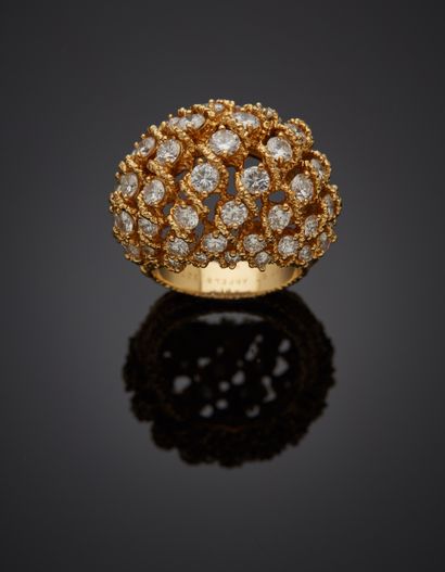 null VAN CLEEF & ARPELS 
BAGUE " boule " en or jaune (750‰) ajouré, bombé et entièrement...