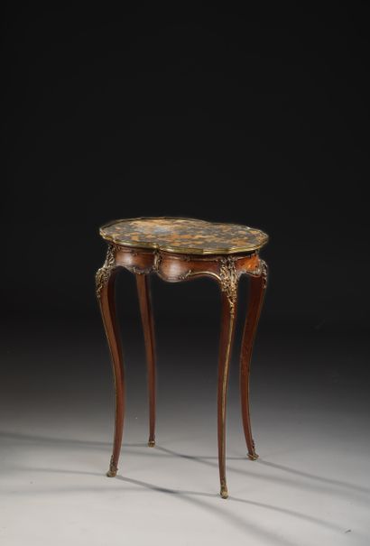 null Table volante en bois de placage et plateau de marbre encastré
Style Louis XV...