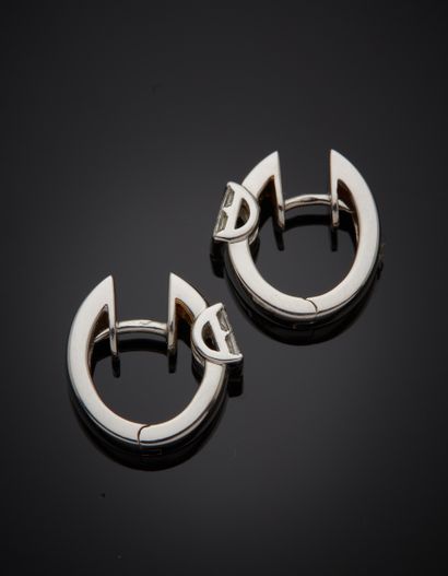 null Paire de BOUCLES d'OREILLES " créoles " en or gris (750‰) serti chacune de quatre...