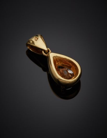 null Yellow gold (750‰) "drop" pendant set with two brilliant-cut diamonds, holding...