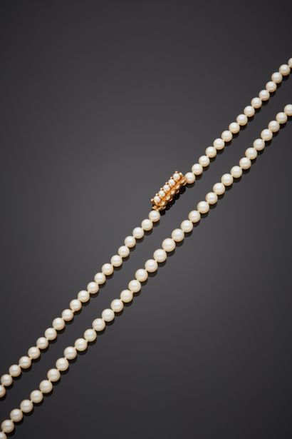 null NECKLACE composed of a row of white cultured pearls. Yellow gold (750‰) "barrette"...
