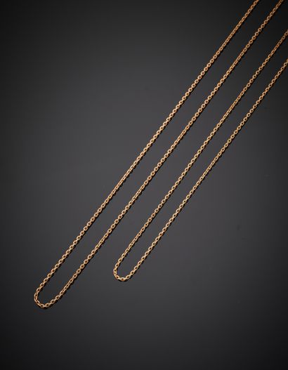 Two yellow gold CHAINS (750‰). 
Length :...