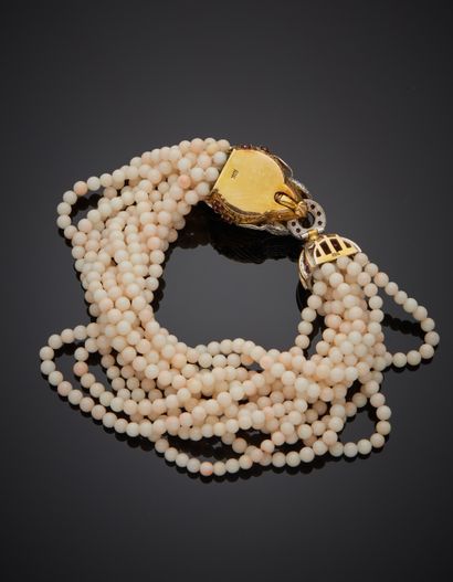null BRACELET " panthère " composé de douze rangs torsadés de perles imitant le corail...