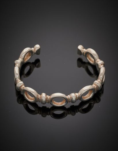 null BRACELET rigide ouvert en argent (min. 800‰) ajouré et godronné à motifs circulaires.
On...