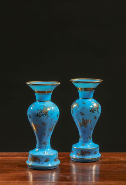null Paire de vases en opaline à décor floral doré
XIXème siècle
Haut 34cm