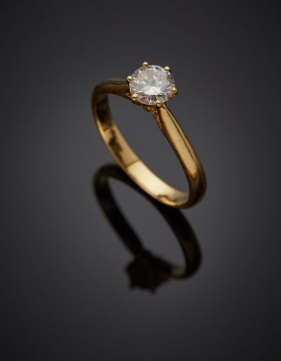 null BAGUE " solitaire " en or jaune (750‰) serti d'un diamant taille brillant. 
Travail...