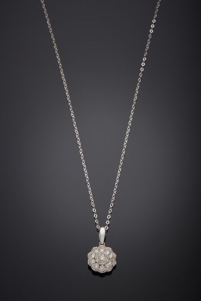 null PENDENTIF " fleur " et sa chaînette en or gris (750‰) serti de diamants taille...