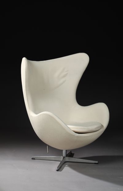null After Fritz HANSEN and Arne JACOBSEN
Egg chair
Armchair in white fabric and...