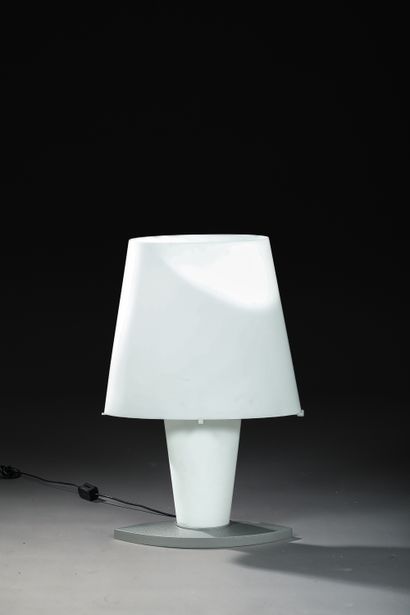 null Lampe design en verre blanc opaque et socle métal
Hauteur : 83 cm