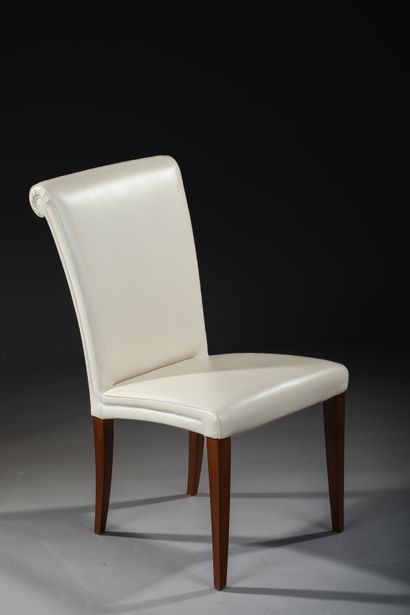 null 8 chairs of the House POLTRONA FRAU in cream leather
Height : 89 cm
Width :...