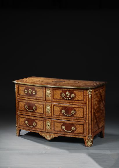 null Chest of drawers with a curved front in rosewood veneer in filleted frames,...