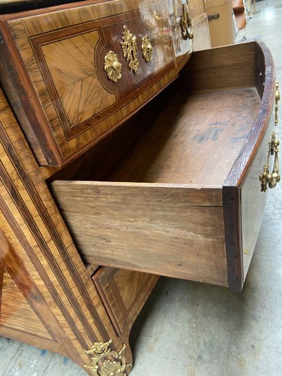 null Chest of drawers with a curved front in rosewood veneer in filleted frames,...
