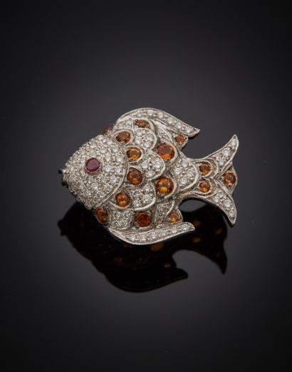 null PIN'S "poisson" en or jaune et or gris (750‰) serti de diamants taille brillant,...