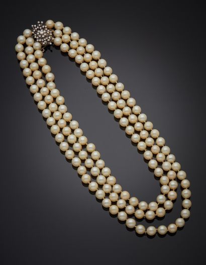COLLIER composé de trois rangs de perles...