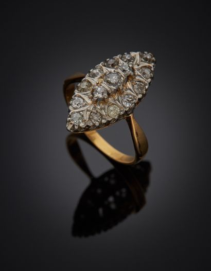 null BAGUE " marquise " en platine (min. 800‰) et or jaune (750‰) serti de diamants...