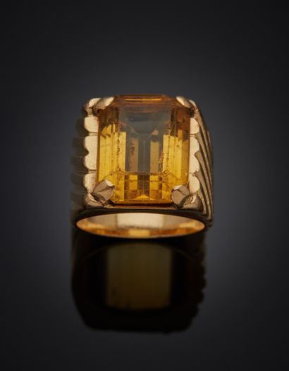 Yellow gold (750‰) godronné signet ring set...