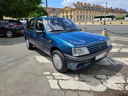 PEUGEOT 205 SACRE NUMERO
(French papers)
-...